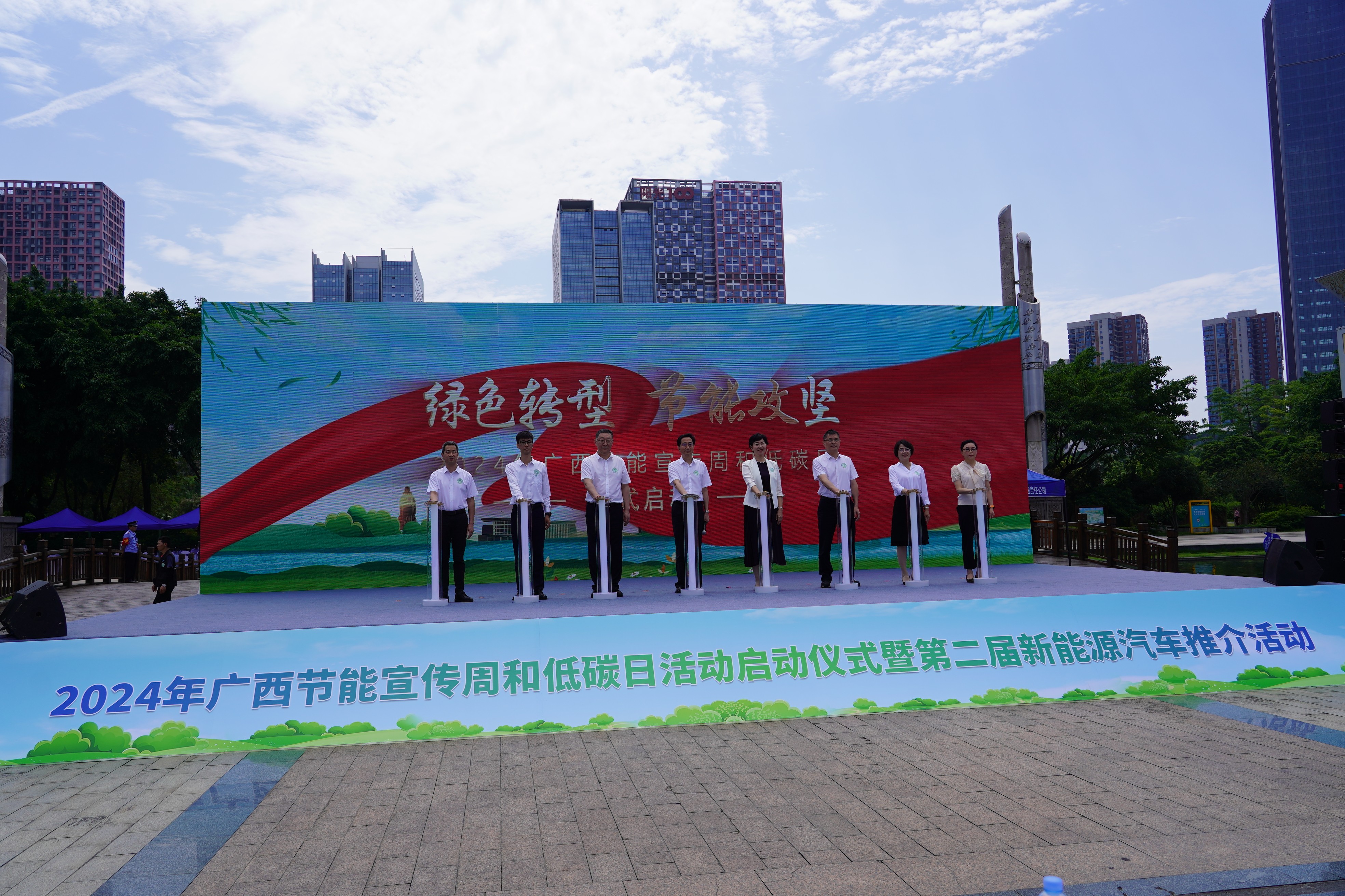 亮相广西新(xīn)能(néng)源汽車(chē)推介活动，东风柳汽新(xīn)能(néng)源車(chē)大获好评