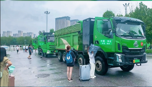 Swift rescue Chenglong H5 new energy dump truck aids in rescuing thousands of st