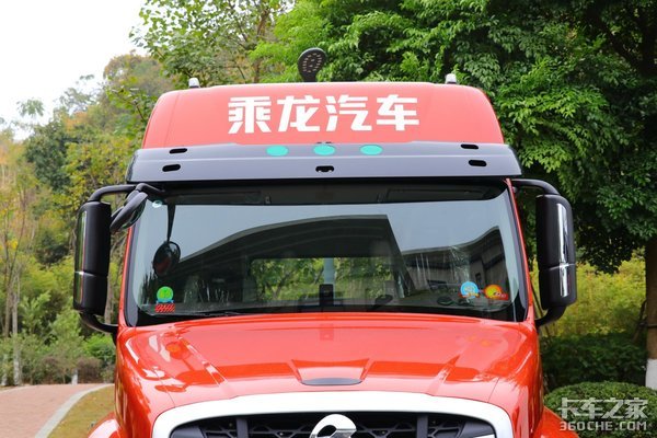 安(ān)全可(kě)靠的大气長(cháng)头 乘龙T5牵引車(chē)图解