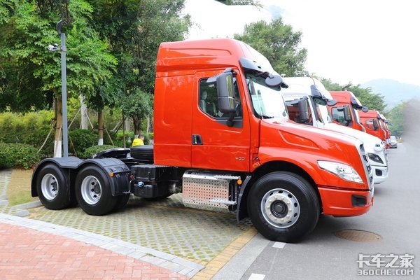 安(ān)全可(kě)靠的大气長(cháng)头 乘龙T5牵引車(chē)图解