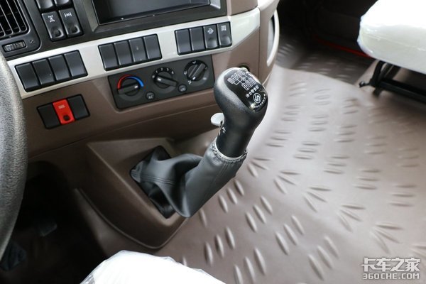 安(ān)全可(kě)靠的大气長(cháng)头 乘龙T5牵引車(chē)图解