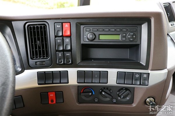 安(ān)全可(kě)靠的大气長(cháng)头 乘龙T5牵引車(chē)图解