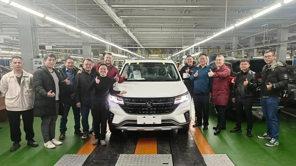 突破！中(zhōng)亚市场首台整車(chē)在海外KD工(gōng)厂下線(xiàn)！