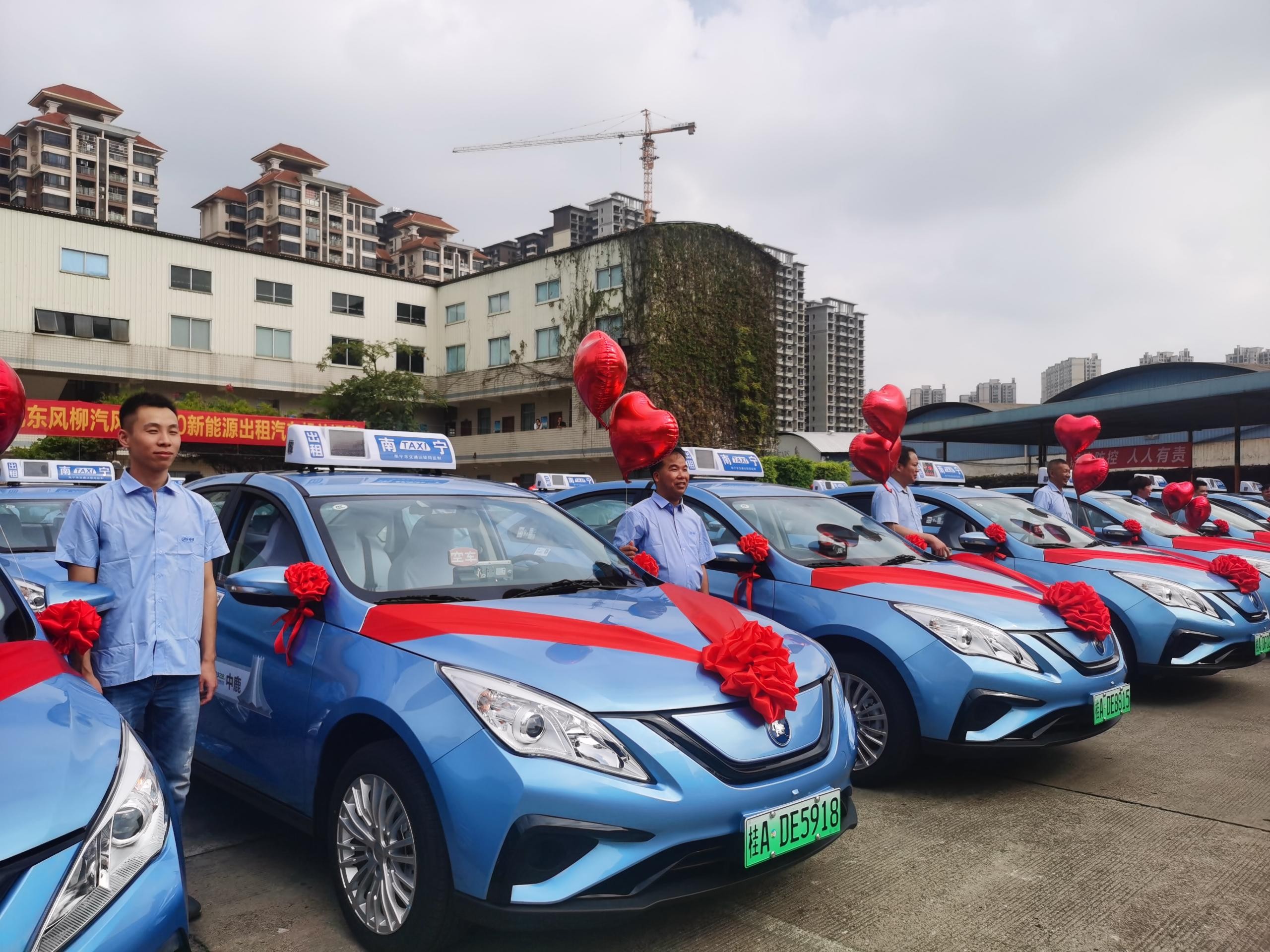 风行S50EV出租車(chē)交付广南宁！